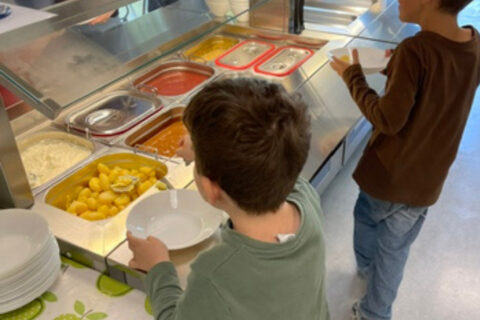 dreieins Grundschule Berlin-Kaulsdorf - Neue Küchenbuffets in der Mensa dreieins Grundschule Berlin-Kaulsdorf - Neues Kaltbuffet und Warmbuffet