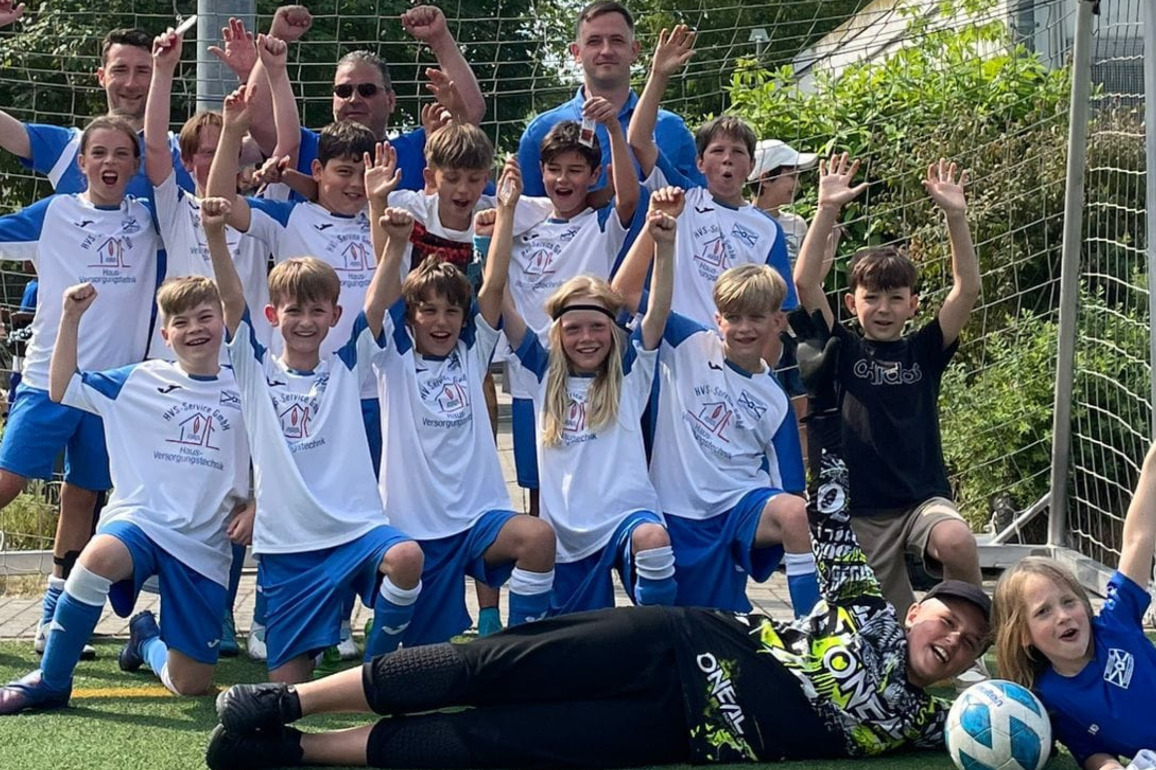 dreieins Innovative Pädagogik – Sponsoring Weißenseer FC e.V. – Nachwuchsförderung im Fußball: Dargestellt sind Kinder des Fußballvereins. 