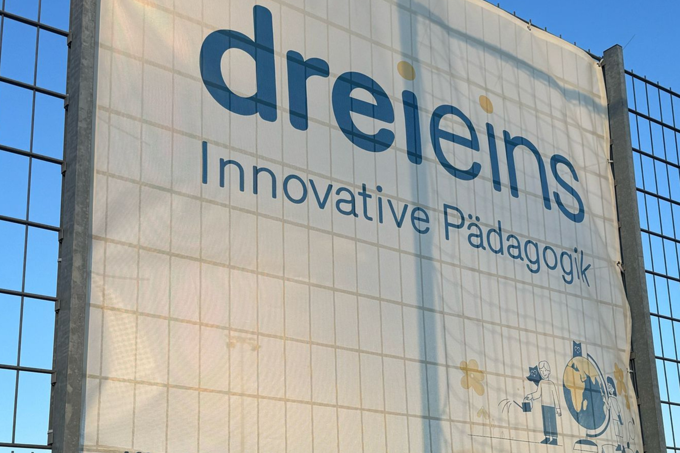dreieins Innovative Pädagogik – Sponsoring Weißenseer FC e.V.: Abgebildet ist das Banner von dreieins Innovative Pädagogik gGmbH