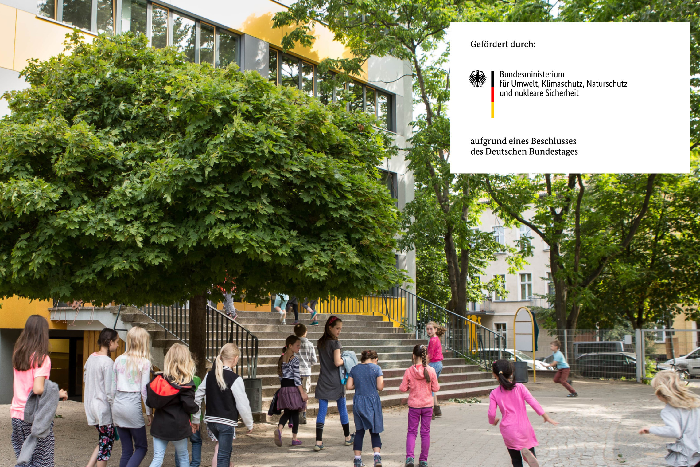 Klimaanpassungskonzept der dreieins Grundschule Berlin-Pankow - Gefördert durch das Bundesministerium für Umwelt, Klimaschutz, Naturschutz und nukleare Sicherheit: Auf dem Foto zu sehen, ist die dreieins Grundschule Berlin-Panlow sowie das Logo des BMUKN