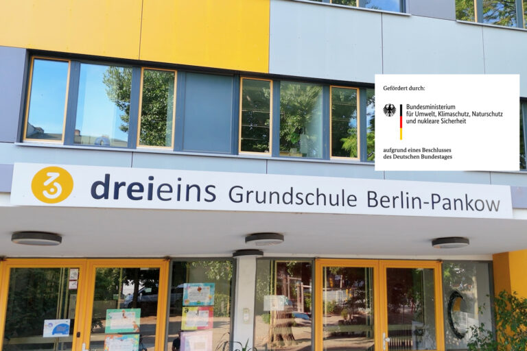 dreieins Grundschule Berlin-Pankow: AnpaSo FSP 1 – Klimaanpassungskonzept Nachhaltige Schulgestaltung mit natürlichem Klimaschutz: Abgebildet ist der Eingangsbereich der dreieins Grundschule Berlin-Pankow.