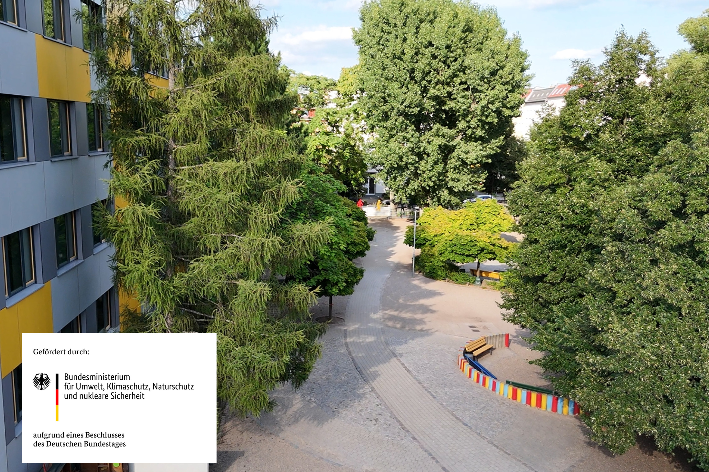 dreieins Grundschule Berlin-Pankow – Schulhof und Außengelände: Zu sehen auf dem Bild ist ein Teil des Gebäudes der dreieins Grundschule Berlin-Pankow sowie der Schulhof.