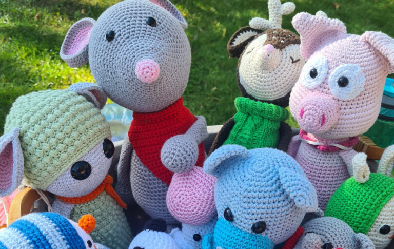 dreieins Kindertagesstätte Berlin - Berlin Prenzlauer Berg - Flohmarkt: Abgebildet sind verschiedene Häkeltiere.