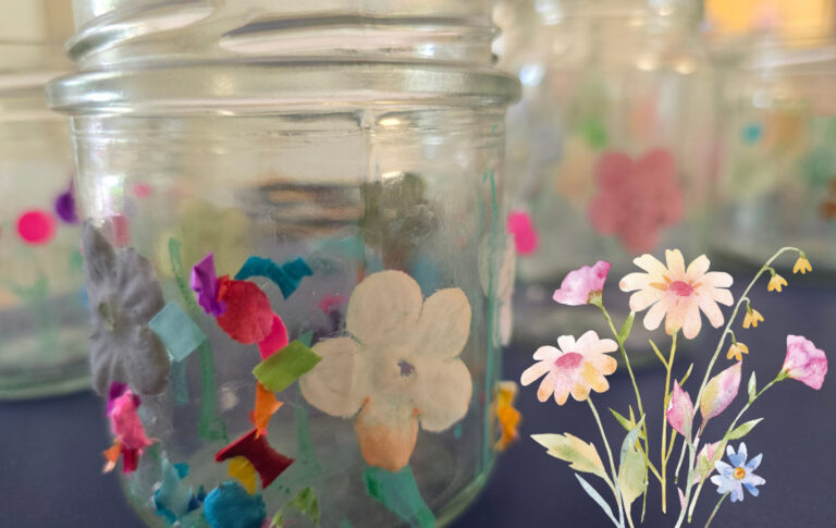 dreieins Kindertagesstätte Berlin - Berlin Prenzlauer Berg - Kreatives Blumenblühen: Zu sehen auf dem Bild sind Gläser mit aufgeklebten Blüten.
