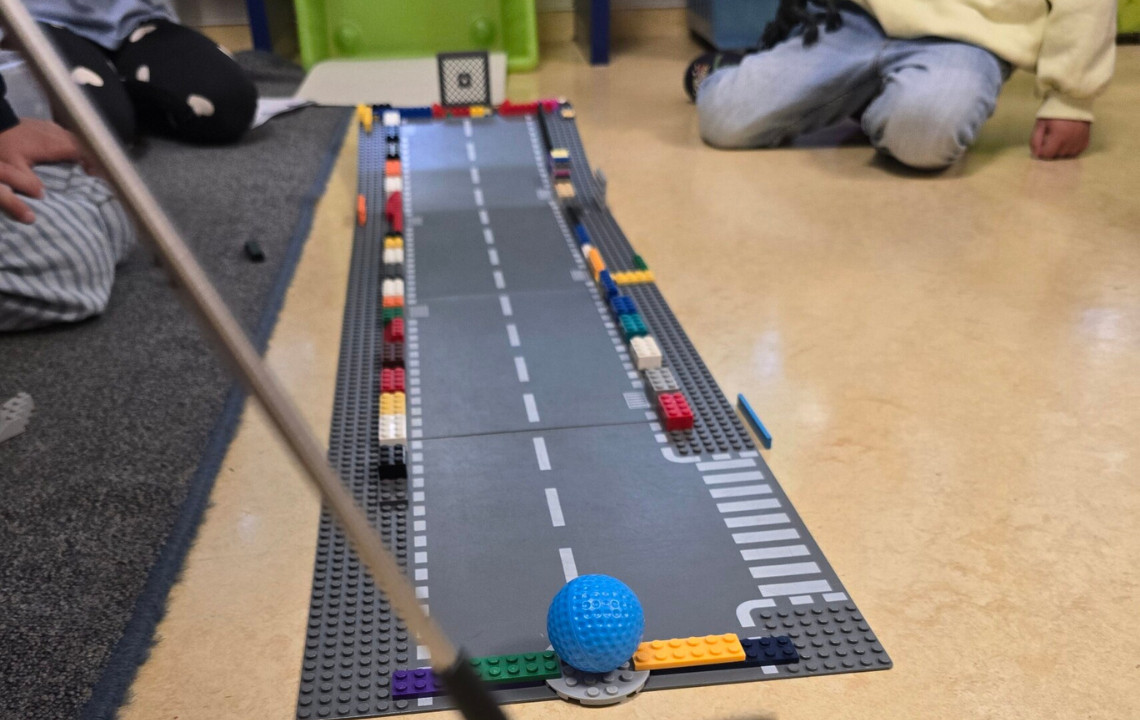 dreieins Kindertagesstätte Berlin - Berlin Prenzlauer Berg - Minigolfbahn aus Bausteinen: Abgebildet sind ein blauer Golfball und eine Golfbahn aus Bausteinen.