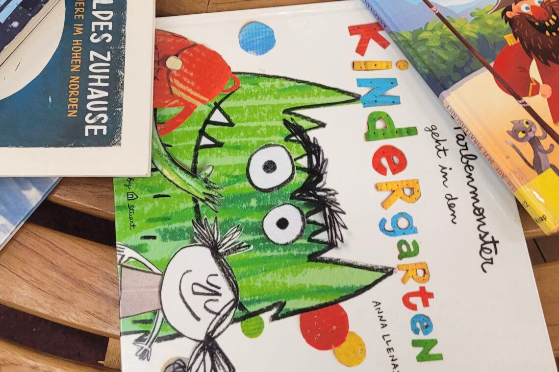 dreieins Kindertagesstätte Berlin-Prenzlauer Berg - Ausleihe von Büchern in der Bibliothek