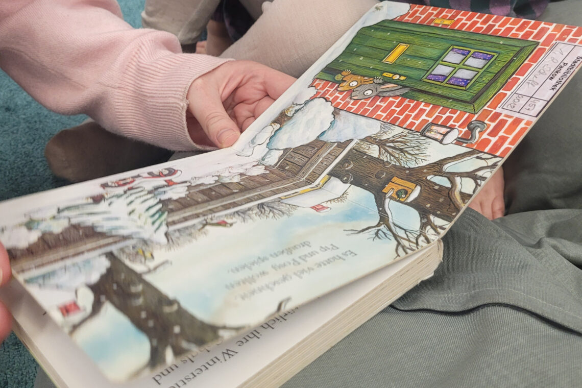 dreieins Kindertagesstätte Berlin-Prenzlauer Berg - Vorlesen in der Bibliothek