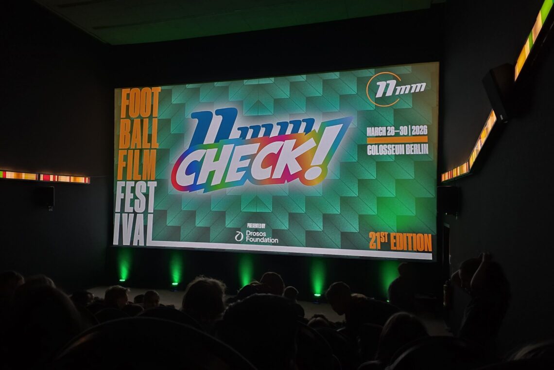 dreieins Schüler sitzen im Kinosaal, auf der Leinwand erscheint das Logo des 11 mm Football Filmfestivals