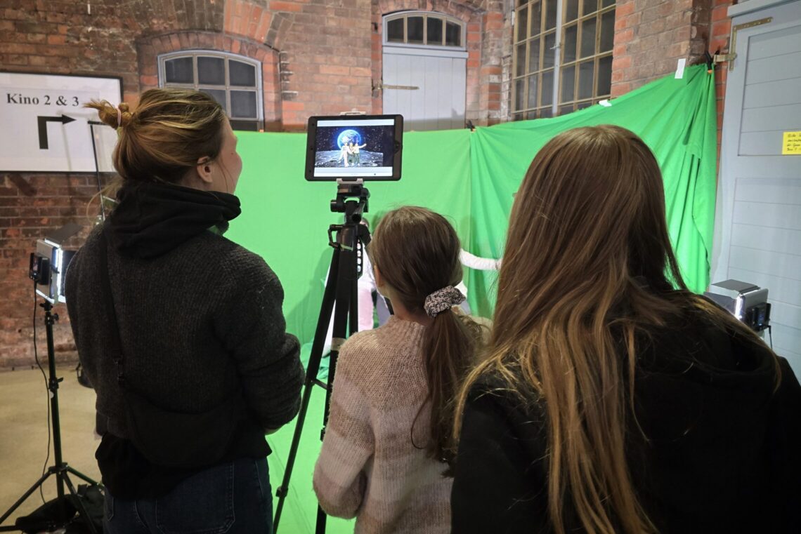 dreieins Schüler werden im Green-Screen in Weltraumszenerie gefilmt
