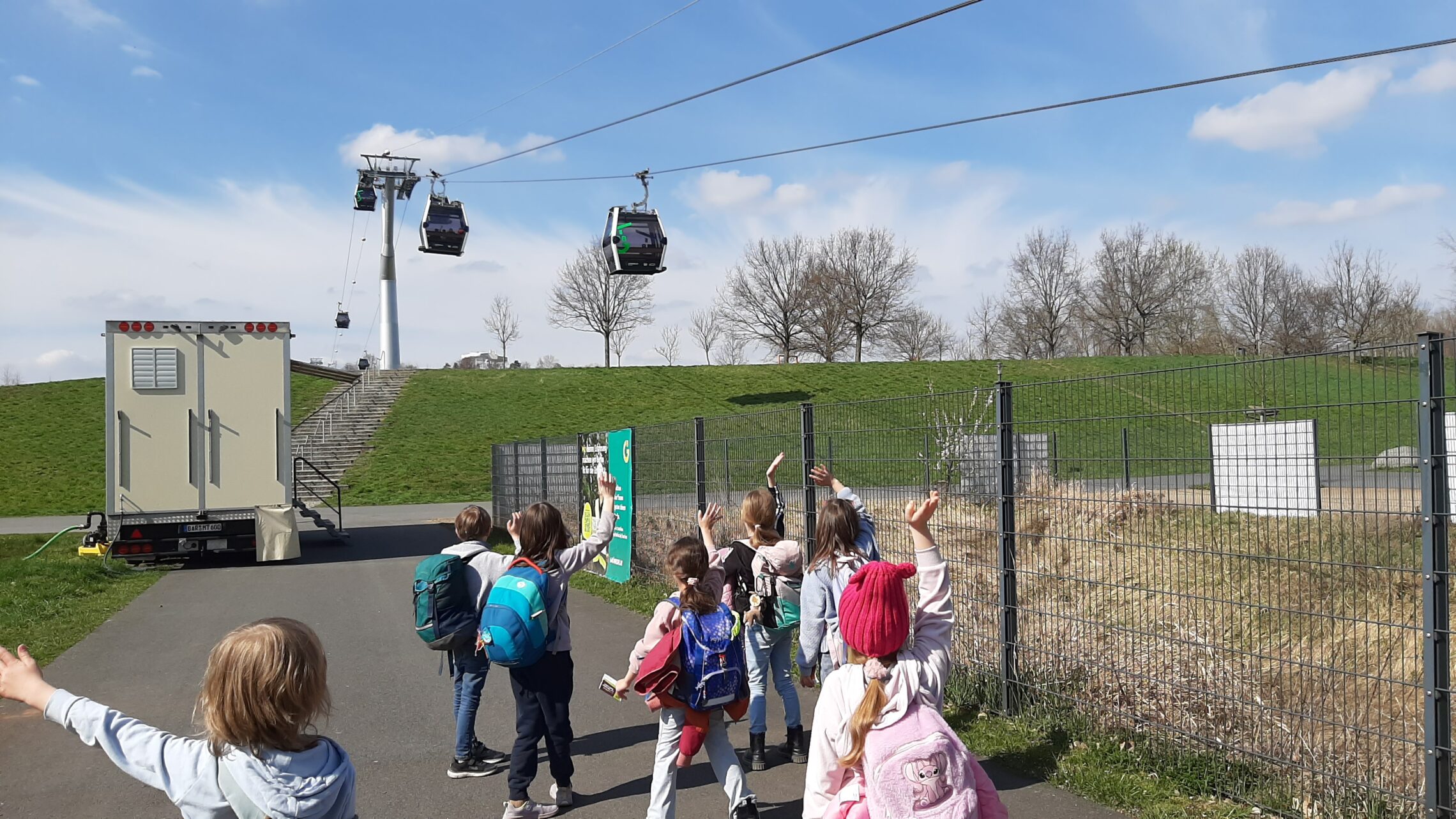 dreieins Schüler winken den Gondeln in den Gärten der Welt