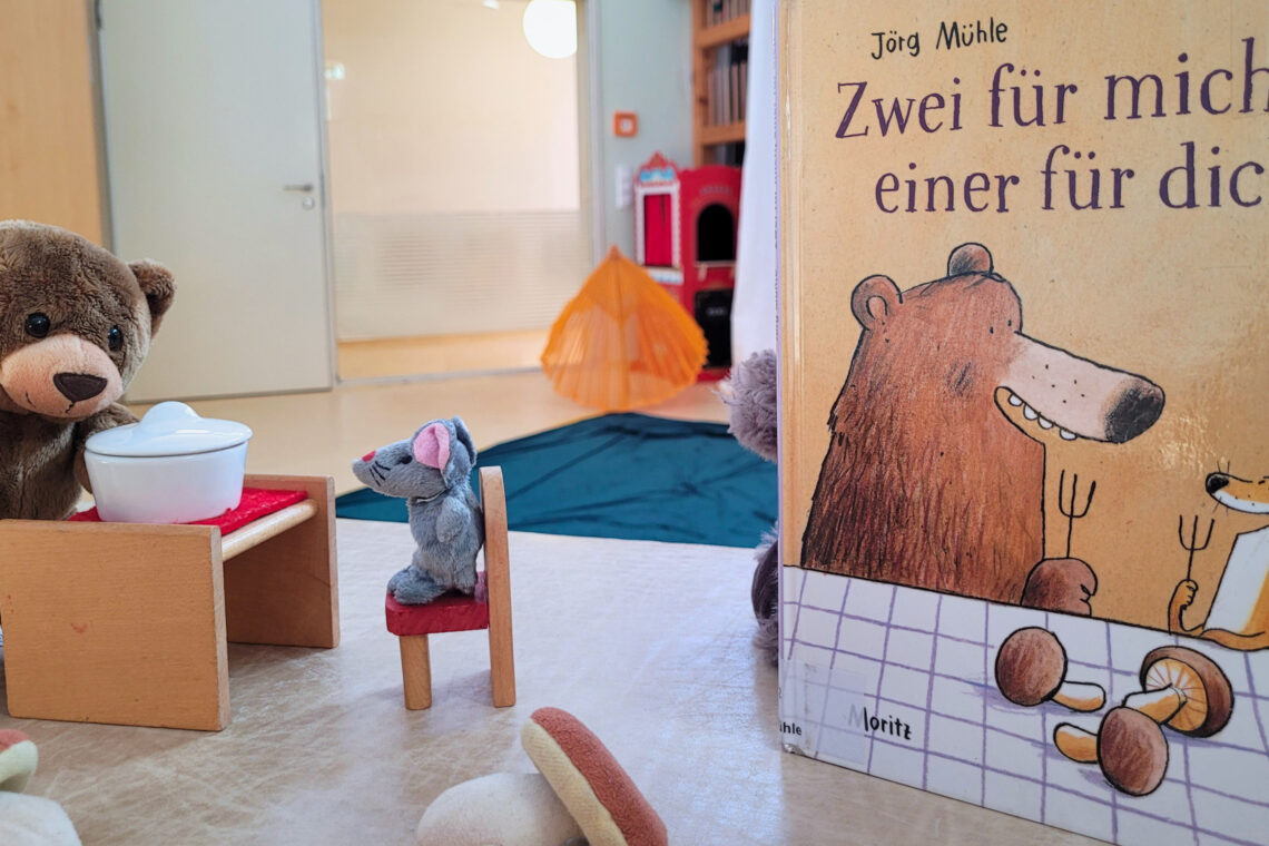 dreieins Kindertagesstätte Berlin-Prenzlauer Berg - Erzähltheater im Bewegungsraum