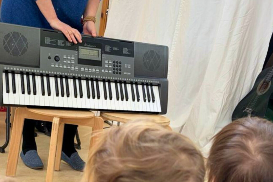 dreieins Kindertagesstätte Berlin-Prenzlauer Berg - Musikstunde im Bewegungsraum
