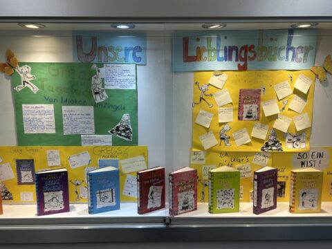 dreieins Grundschule Pankow - Literaturwoche Vitrine Unsere Lieblingsbücher