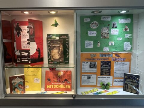 dreieins Grundschule Pankow - Literaturwoche Vitrine Unsere Lieblingsbücher 2