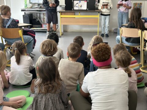 dreieins Grundschule Pankow - Große lesen für Kleine Vorlesen Kamishibai im Publikum die Kitakinder