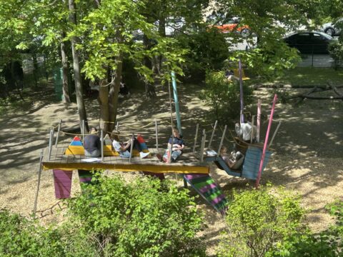 dreieins Grundschule Pankow - Literaturwoche Schüler lesen im Wäldchen