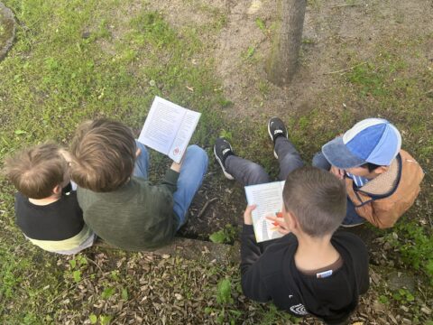 dreieins Grundschule Pankow - Große lesen für Kleine Vorlesen im Wäldchen 3