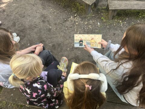 dreieins Grundschule Pankow - Große lesen für Kleine Vorlesen im Wäldchen 2