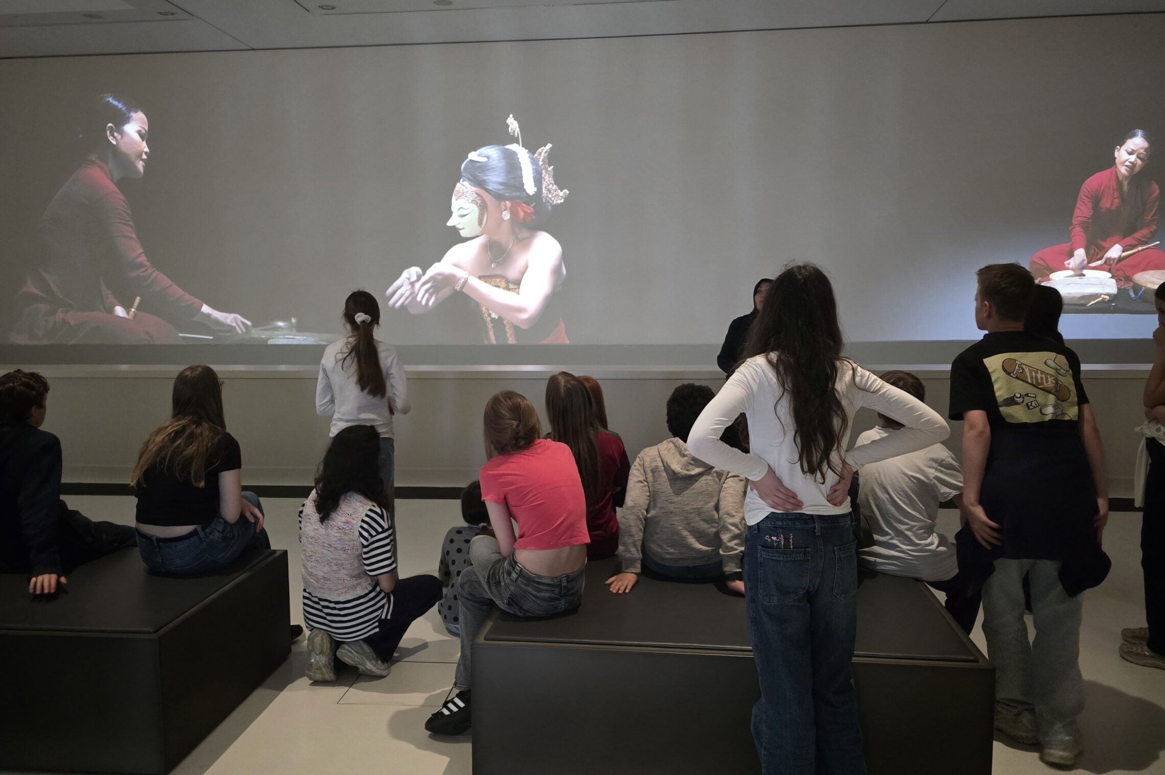 dreieins Grundschule Pankow-Gewi-Weltreligionen-Schüler in der Ausstellung