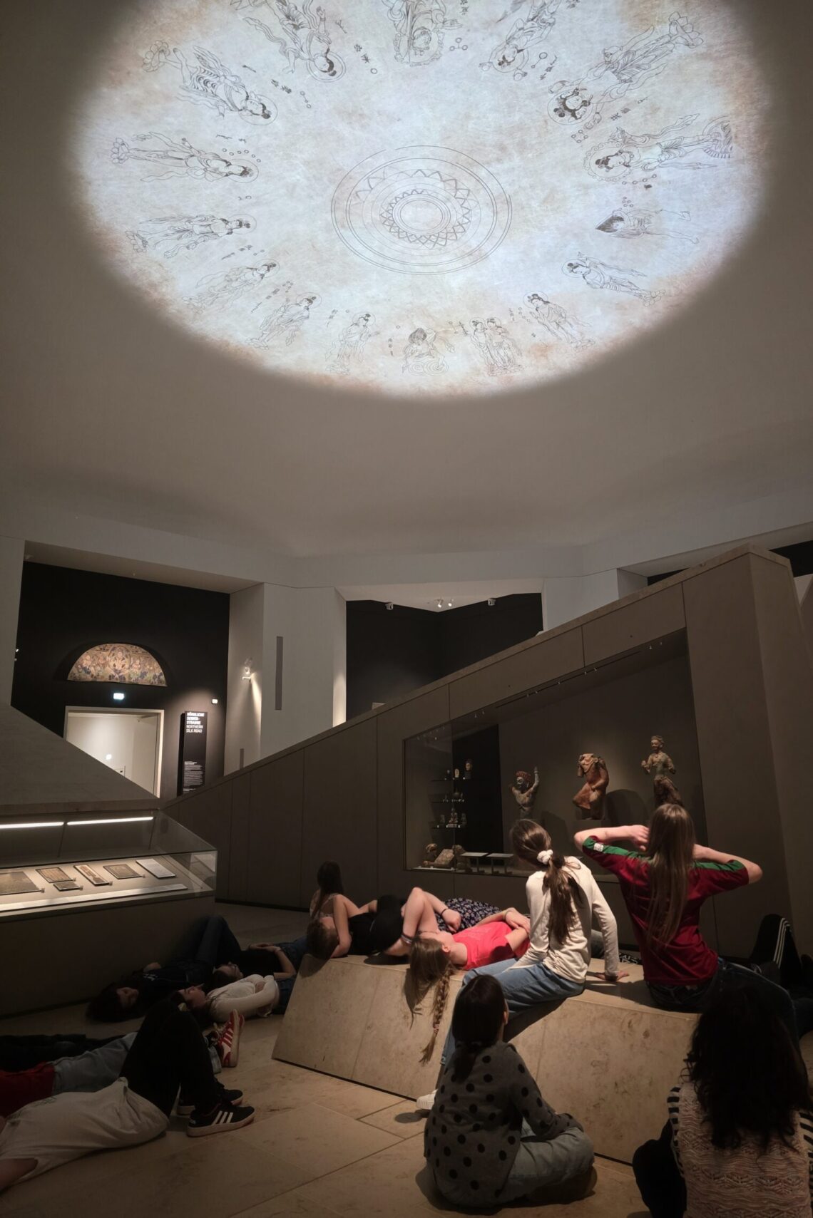 dreieins Grundschule Berlin-Pankow-Gewi-Weltreligionen-weitere Schüler in der Ausstellung 