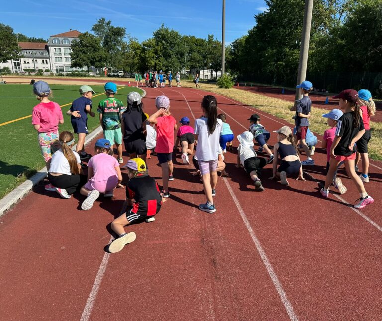 dreieins Grundschule Pankow - Sportfest 2026 Schüler am Start zum Sponsorenlauf