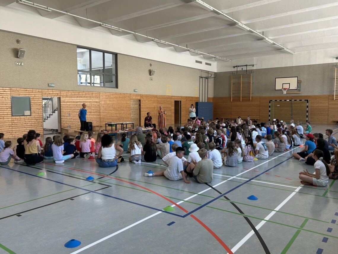 dreieins Grundschule Berlin-Pankow Sportfest 2026 Siegerehrung in der Turnhalle dreieins Grundschule Berlin-Pankow Sportfest 2026 Siegerehrung in der Turnhalle