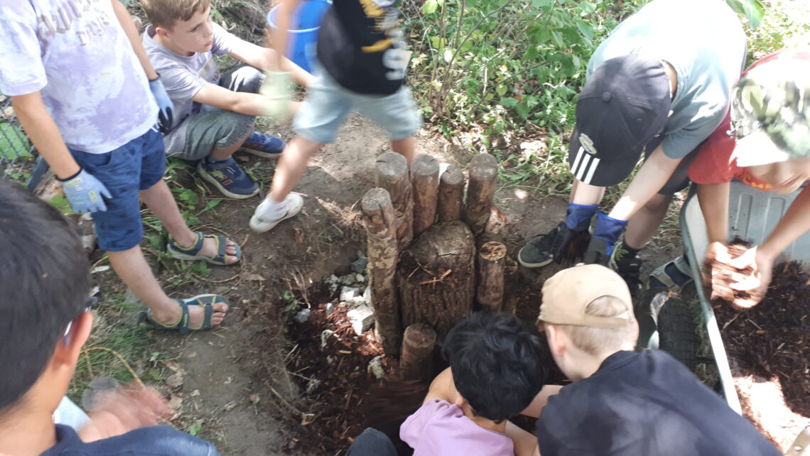 dreieins Grundschule Berlin-Pankow - Projektwoche "Outside the Box" -Schüler bauen ein Käferhaus dreieins Grundschule Berlin-Pankow - Projektwoche "Outside the Box" -Schüler bauen ein Käferhaus
