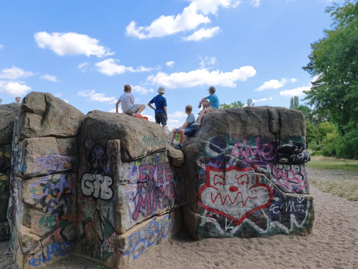 dreieins Grundschule Berlin-Pankow - Projektwoche "Outside the Box" -Schüler sitzen auf einem Felsen und schauen in den Sommerhimmel dreieins Grundschule Berlin-Pankow - Projektwoche "Outside the Box" -Schüler sitzen auf einem Felsen und schauen in den Sommerhimmel