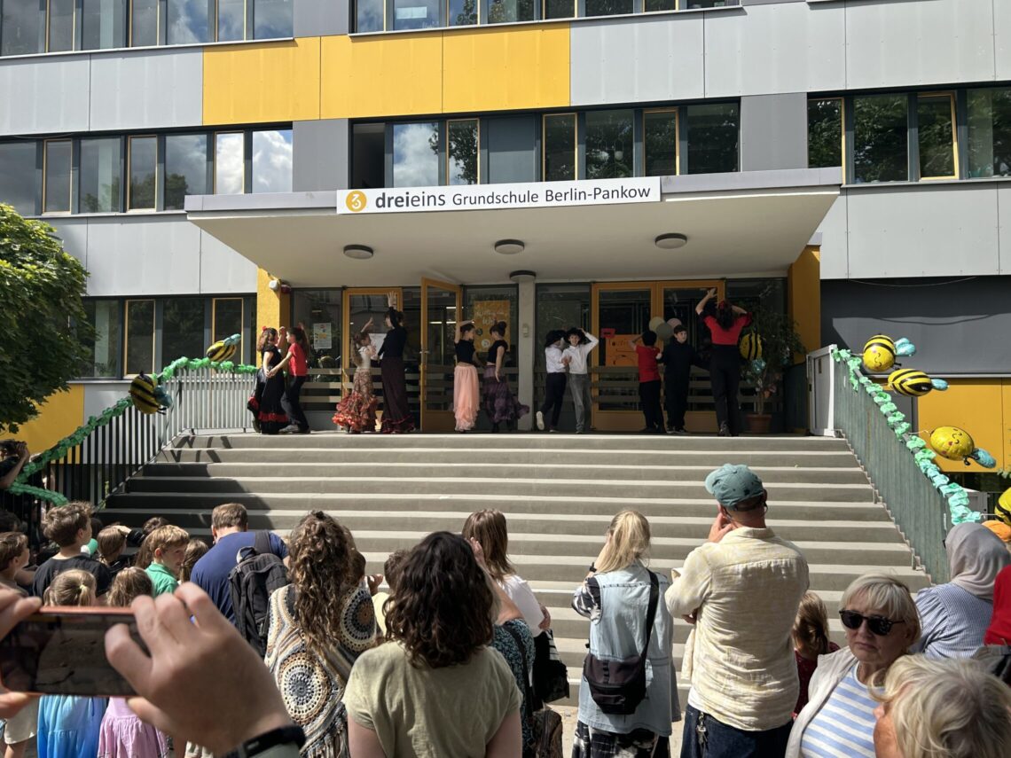 dreieins Grundschule Berlin-Pankow Sommerfest 2026 - Gäste und Schüler beim Flamenco tanzen dreieins Grundschule Berlin-Pankow Sommerfest 2026 - Gäste und Schüler beim Flamenco tanzen