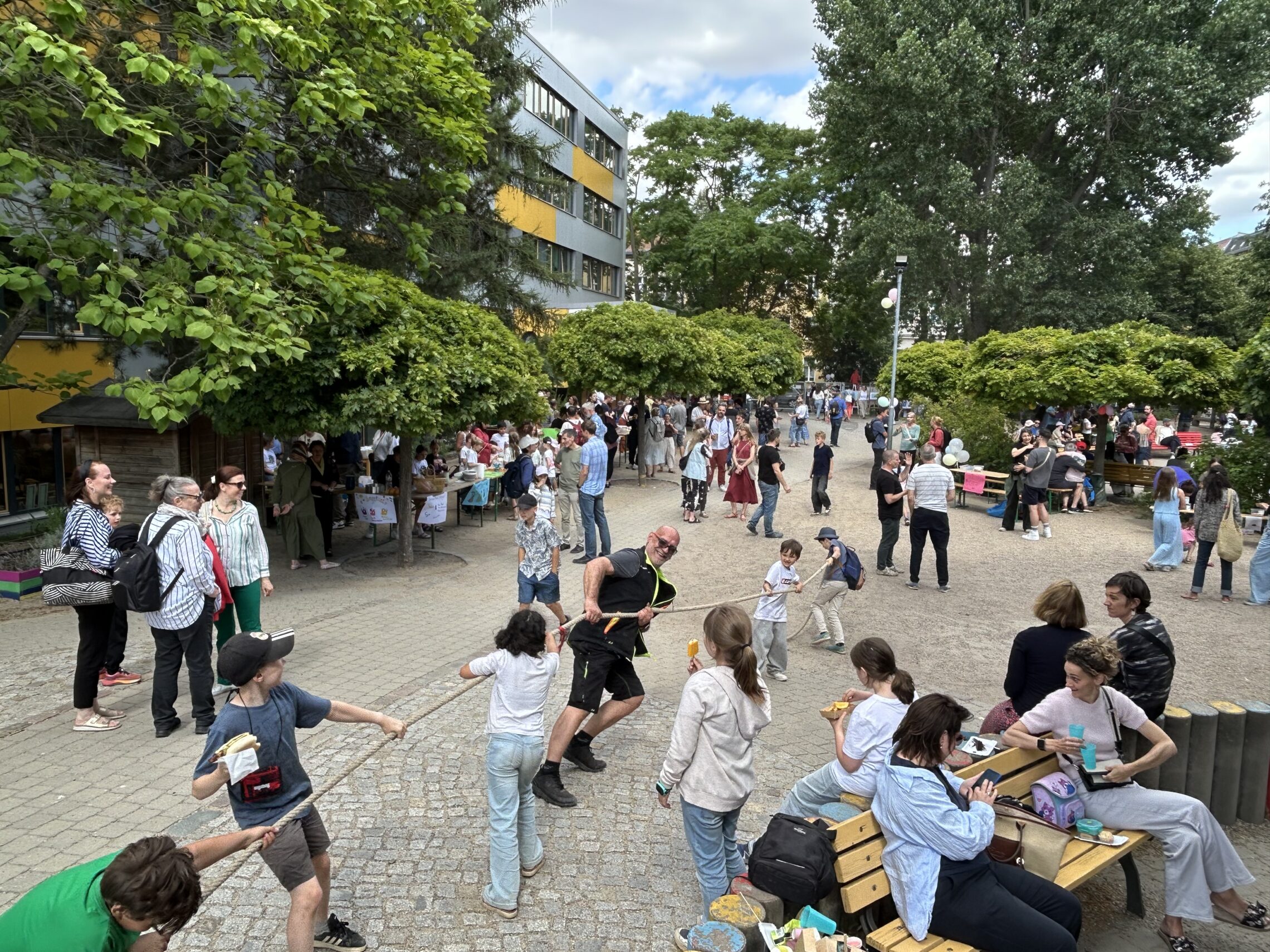 dreieins Grundschule Pankow Sommerfest 2026 - Gäste und Schüler beim Tauziehen