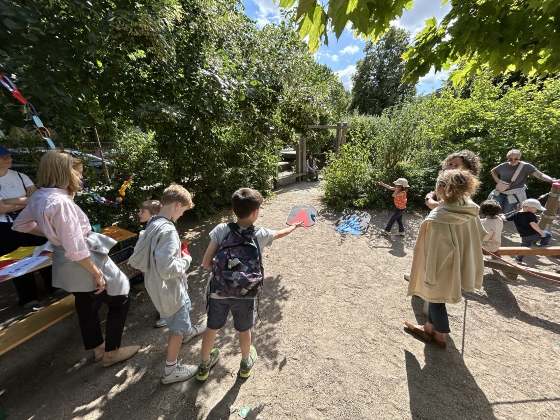 dreieins Grundschule Pankow Sommerfest 2026 - Gäste und Schüler beim Zielwerfen dreieins Grundschule Pankow Sommerfest 2026 - Gäste und Schüler beim Zielwerfen