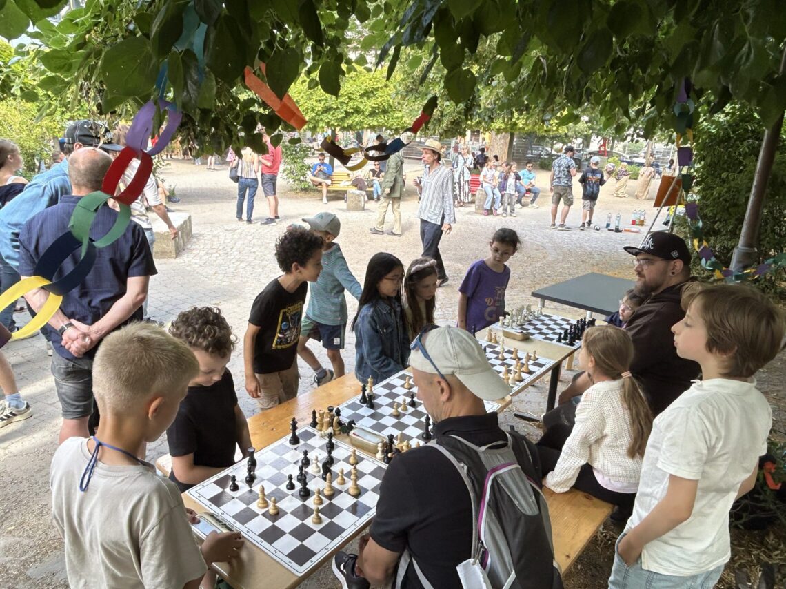 dreieins Grundschule Berlin-Pankow Sommerfest 2026 - Gäste und Schüler beim Schachspiel dreieins Grundschule Berlin-Pankow Sommerfest 2026 - Gäste und Schüler beim Schachspiel