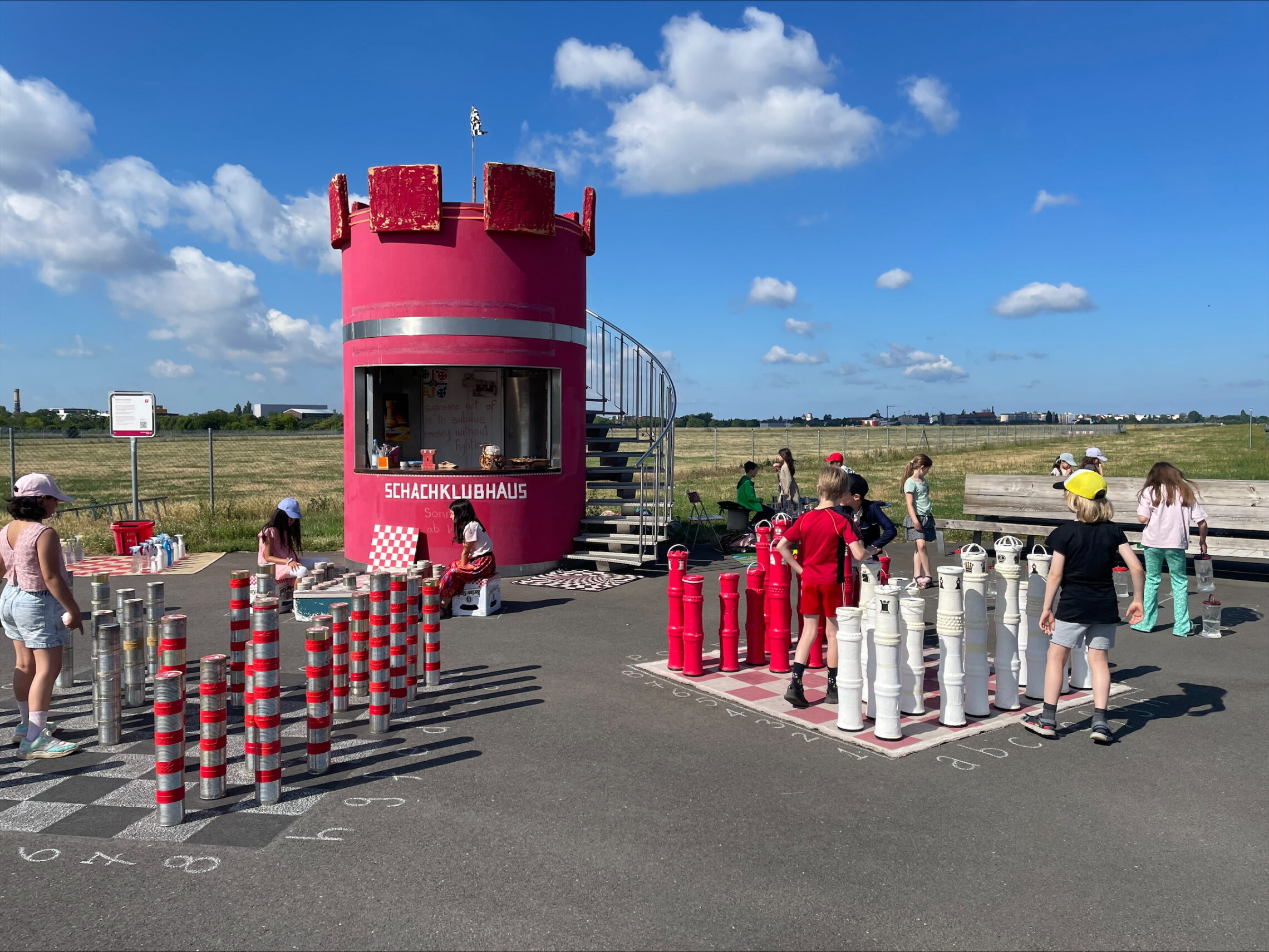 dreieins Grundschule Pankow - Projektwoche "Outside the Box" -Schüler beim Schachturm auf dem Tempelhofer Feld