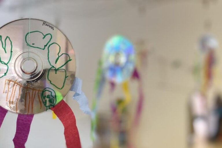 dreieins Kindertagesstätte Berlin-Prenzlauer Berg - Funkelnde Sonnenfänger aus alten CDs