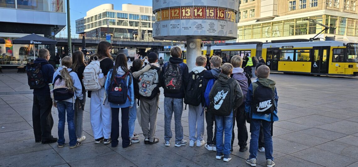 dreieins Grundschule Berlin-Pankow - Wandertag September - Schnitzeljagd Weltzeituhr dreieins Grundschule Berlin-Pankow - Wandertag September - Schnitzeljagd Weltzeituhr