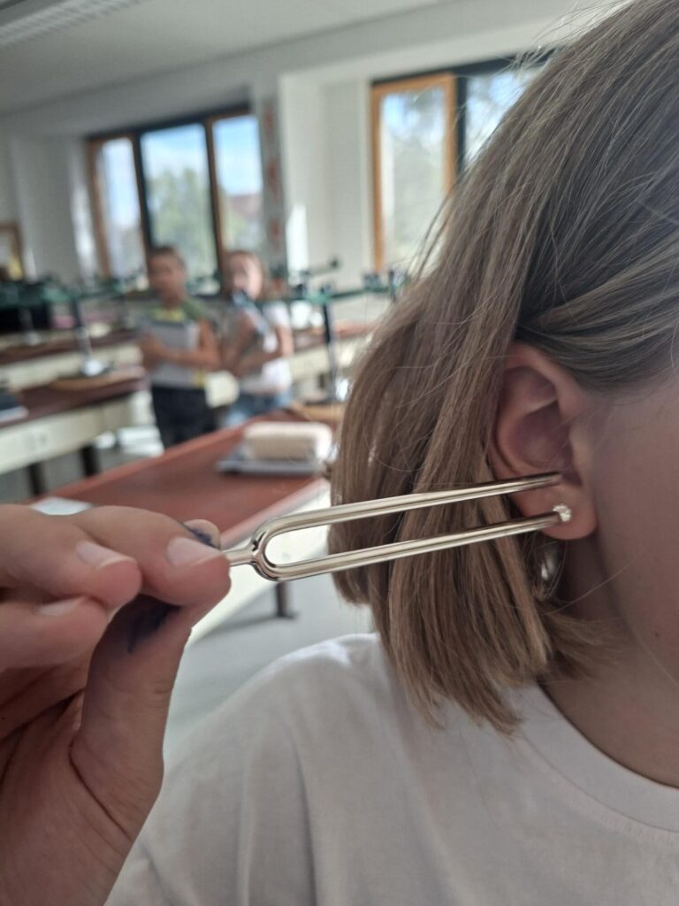 dreieins Grundschule Pankow Unterricht Natruwissenschaft Experimente zu Schallwellen