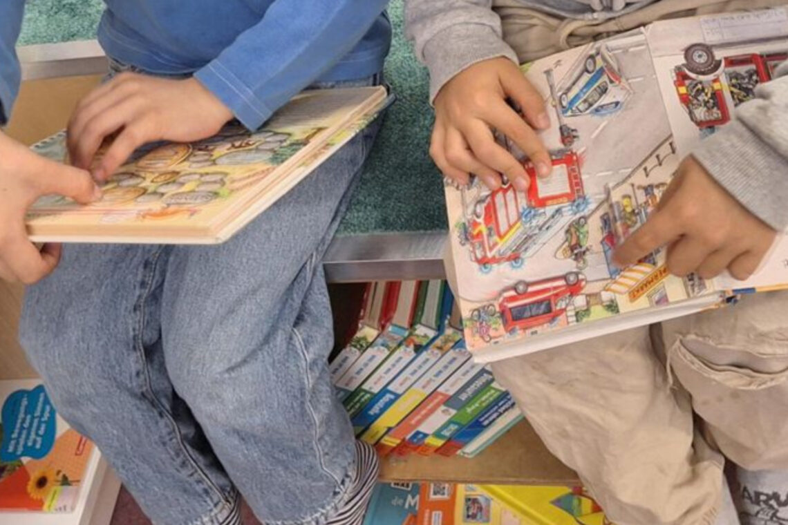 dreieins Kindertagesstätte Berlin-Prenzlauer Berg - Bücher in der Bibliothek anschauen dreieins Kindertagesstätte Berlin-Prenzlauer Berg - Bücher in der Bibliothek anschauen