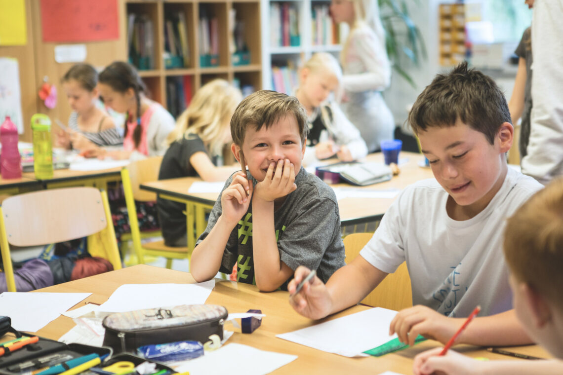 dreieins Innovative Pädagogik – dreieins Grundschule: Auf dem Bild zu sehen, ist ein Klassenraum mit Schülerinnen und Schülern.
