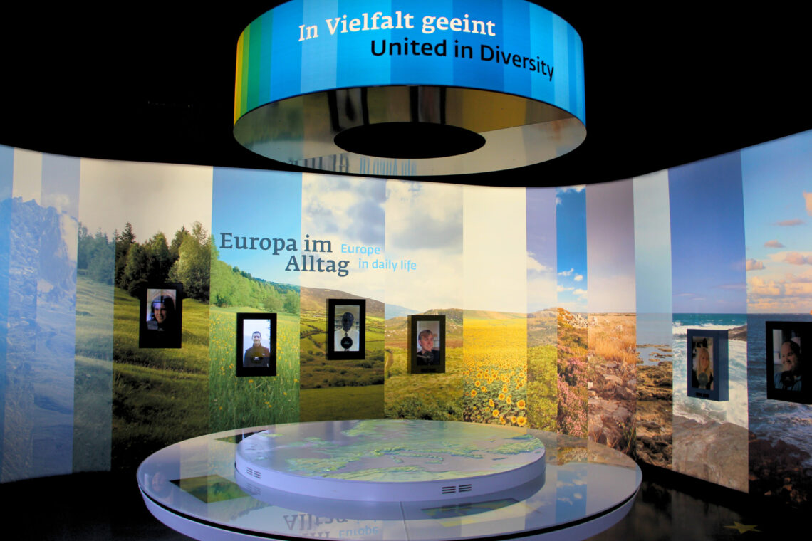 dreieins Innovative Pädagogik – In Vielfalt geeint: Zu sehen ist die Ausstellung im Europäischen Haus.