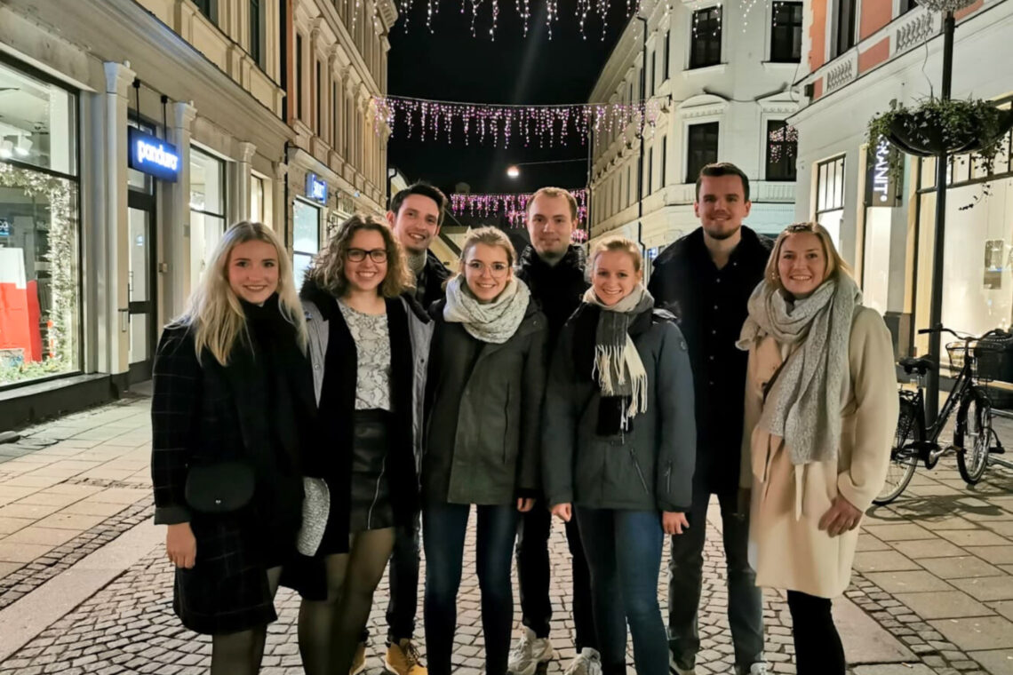 dreieins Innovative Pädagogik – Pädagogische Weiterbildung von Fachkräften mit Erasmus+: Zu sehen auf dem Bild ist eine Gruppe Menschen, die an einem internationalem Austuaschprojekt teilnehmen.