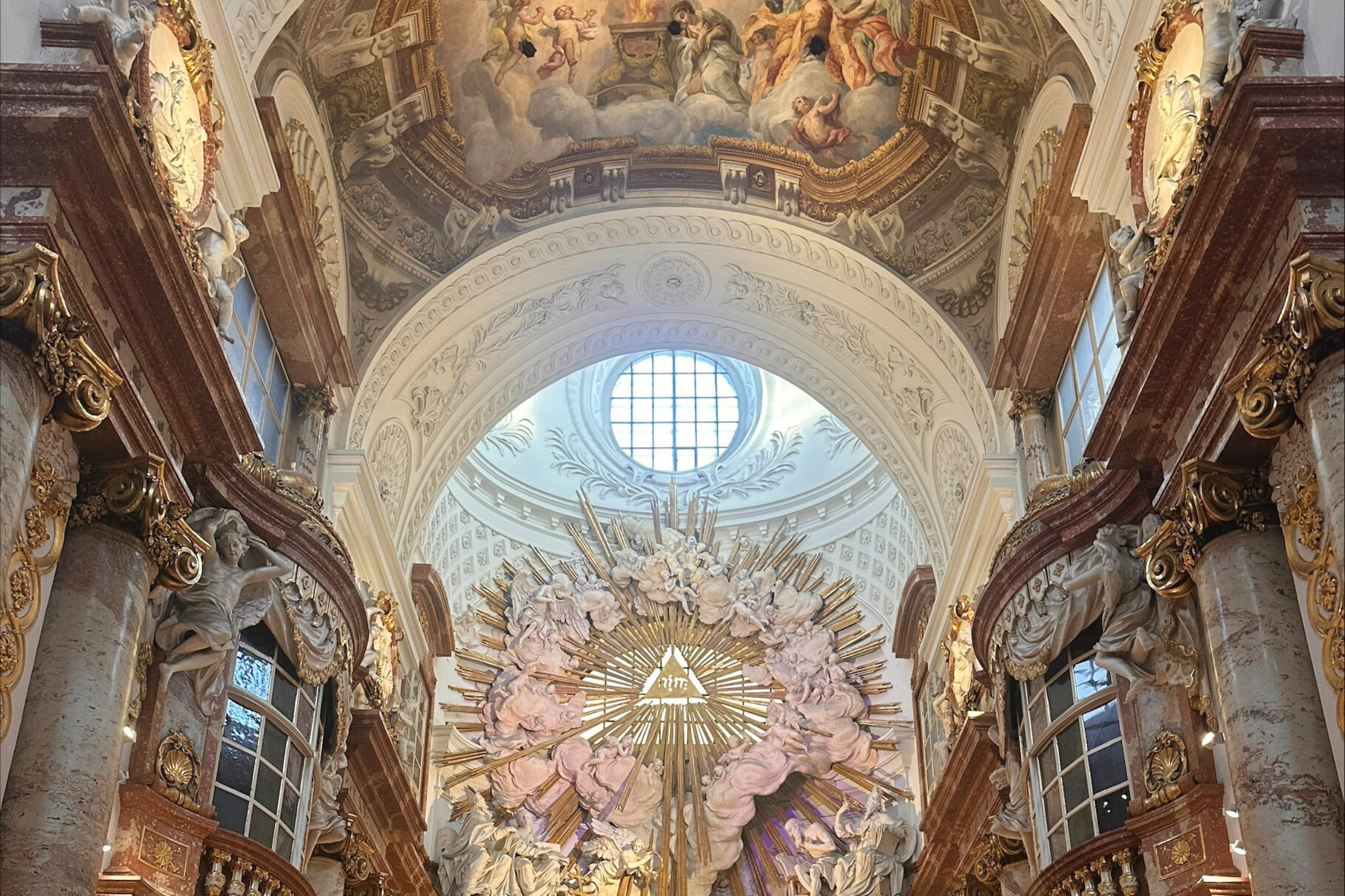 dreieins Innovative Pädagogik – Pädagogische Weiterbildung von Fachkräften mit Erasmus+ in Wien: Zu sehen ist die Kuppel im Inneren der Karlskirche.