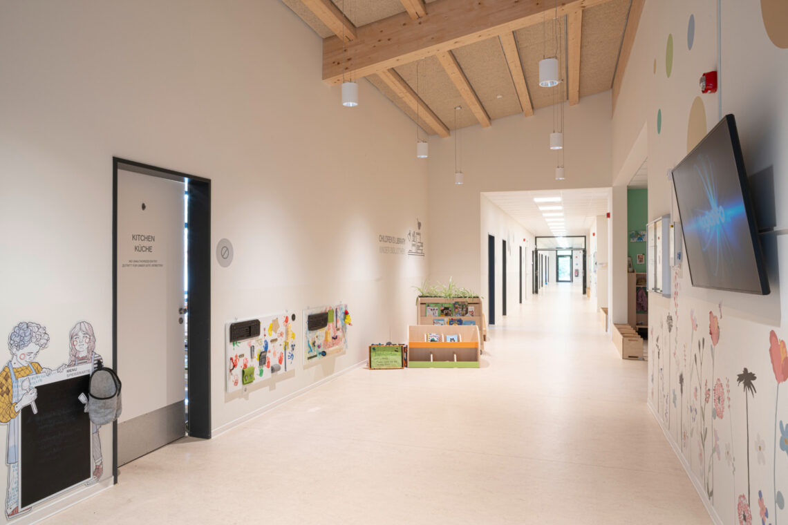 dreieins Innovative Pädagogik – dreieins bilinguale Kindertagesstätte Berlin-Kaulsdorf Blick in den Flur der Kita: Zu sehen auf dem Bild ist der Eingangsbereich der dreieins bilingualen Kita Berlin-Kaulsdorf.