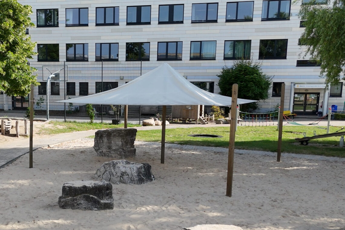 dreieins Innovative Pädagogik – dreieins Kindertagesstätte Berlin-Kaulsdorf Garten und Eingang: Zu sehen auf dem Bild sind der Eingang sowie der Garten der dreieins Kita Kaulsdorf.